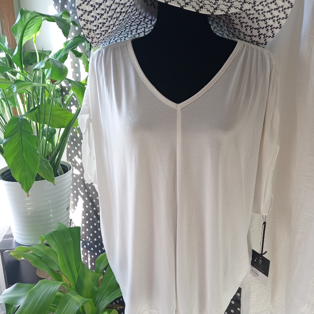 VERA WANG Simply Vera women's s/s  white top with a gathered sleeve